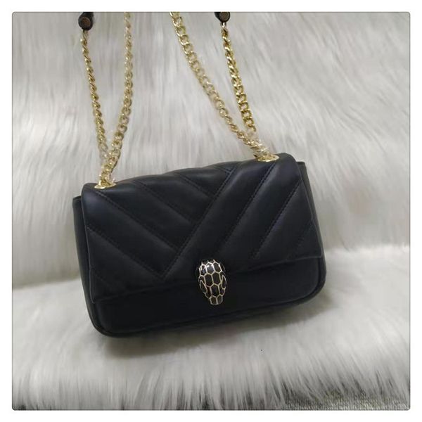 snakehead autumn winter 2019 new chain fashion one shoulder messenger versatile lady small square bag
snakehead autumn winter 2019 new chain fashion one shoulder messenger versatile lady small square bag