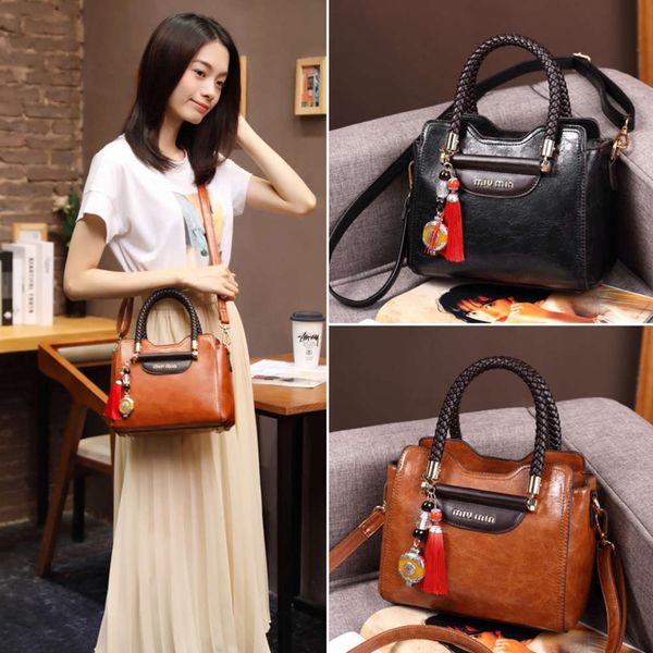 luxurys designers 2021 oil wax new hand bill of lading shoulder versatile fashion women's cross bag
luxurys designers 2021 oil wax new hand bill of lading shoulder versatile fashion women's cross bag