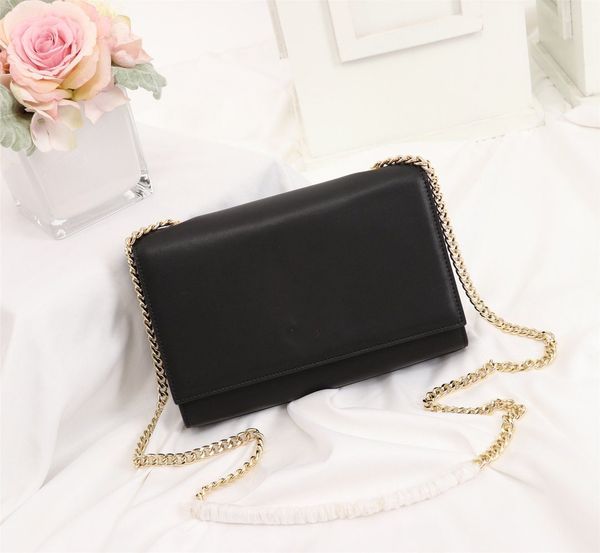 the original hardware made of imported south african calfskin feels very comfortable with the classic logo design and cross-body chain 
the original hardware made of imported south african calfskin feels very comfortable with the classic logo design and cross-body chain