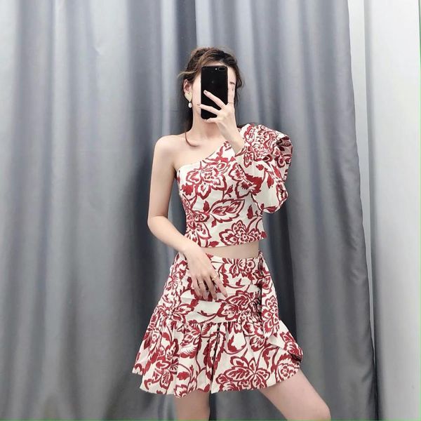 2020 new women summer suits two piece set red printed poplin asymmetric neckline one sleeve ruffle trims mini skirts lj201125, White
2020 new women summer suits two piece set red printed poplin asymmetric neckline one sleeve ruffle trims mini skirts lj201125, White