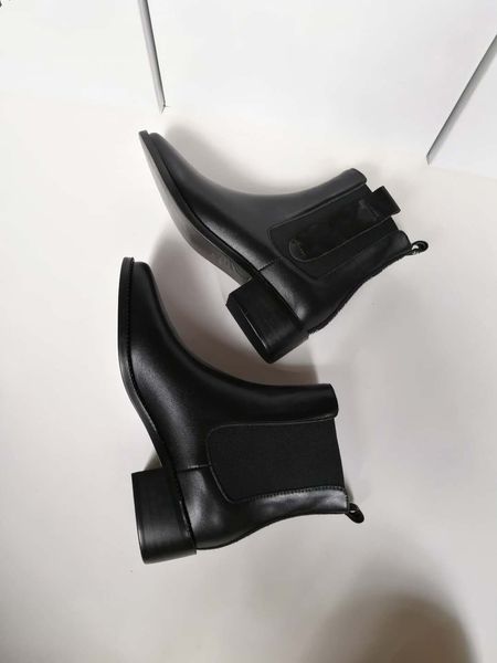 the new boots of 2021 are shoes with letter-embellished heels by luxury designers tr4, Black
the new boots of 2021 are shoes with letter-embellished heels by luxury designers tr4, Black