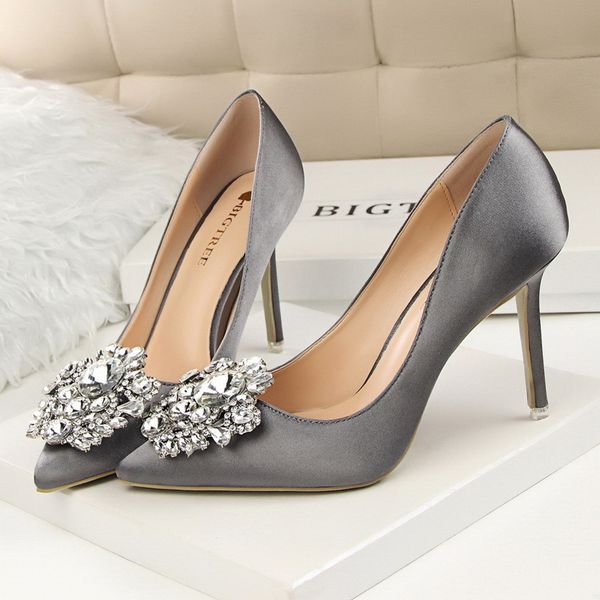 2021 elegant size ten centimeters high heels woman pink strass silk luxury bombs lady satin crystal scarpin nuptial pumps shoes 60j1, Black
2021 elegant size ten centimeters high heels woman pink strass silk luxury bombs lady satin crystal scarpin nuptial pumps shoes 60j1, Black