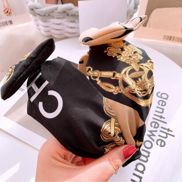 2021 star chain totem printing wide-brimmed letter big bow all-match headband retro designer hairband jewelry for women, Silver
2021 star chain totem printing wide-brimmed letter big bow all-match headband retro designer hairband jewelry for women, Silver
