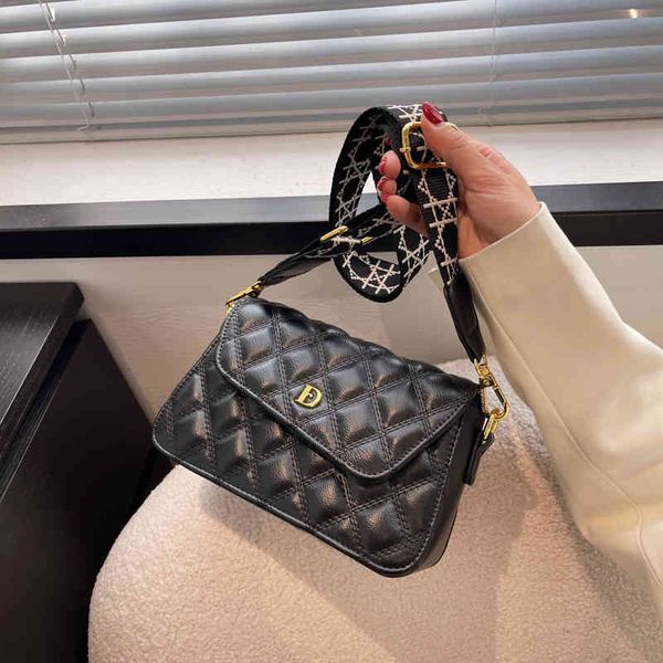 2022 factory wholesale bag women's new lingge chain single shoulder fashion fragrance armpit small square bag podu
2022 factory wholesale bag women's new lingge chain single shoulder fashion fragrance armpit small square bag podu