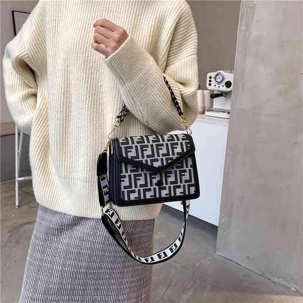 exclusive and winter new women's city simple sling shoulder bag wide belt chain messenger bag styling
exclusive and winter new women's city simple sling shoulder bag wide belt chain messenger bag styling