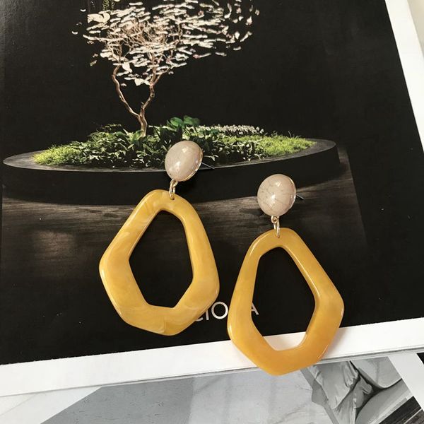 the new 2021 geometric yellow color popular resin stud earrng for women, new fashion designs cute stud earring, Golden;silver
the new 2021 geometric yellow color popular resin stud earrng for women, new fashion designs cute stud earring, Golden;silver