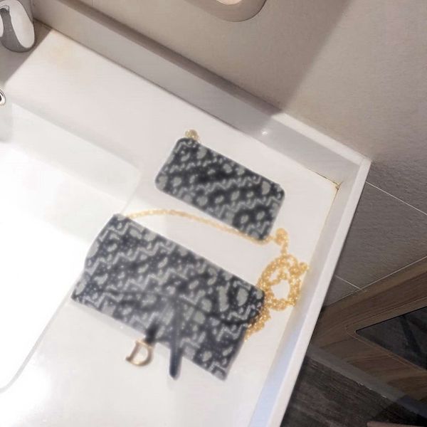 new genuine leather high fashion handbag diamond lattice metal black letter printing cow leather, Black;red
new genuine leather high fashion handbag diamond lattice metal black letter printing cow leather, Black;red