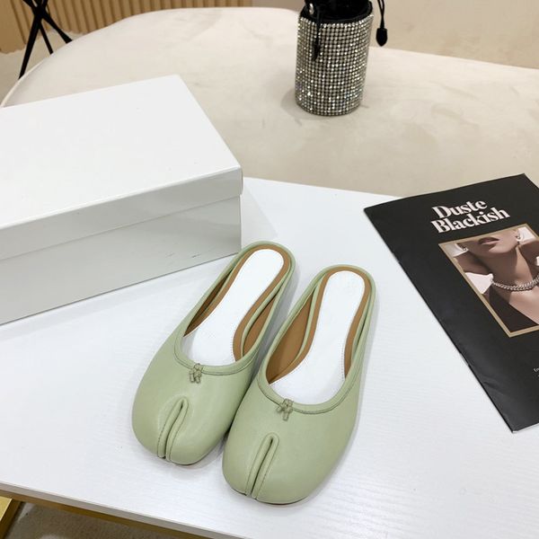 2022 summer women half slipper sandals solid leather flat heel shoe split toe shoes balet genuine leather outsole casual size:35-40, Black
2022 summer women half slipper sandals solid leather flat heel shoe split toe shoes balet genuine leather outsole casual size:35-40, Black