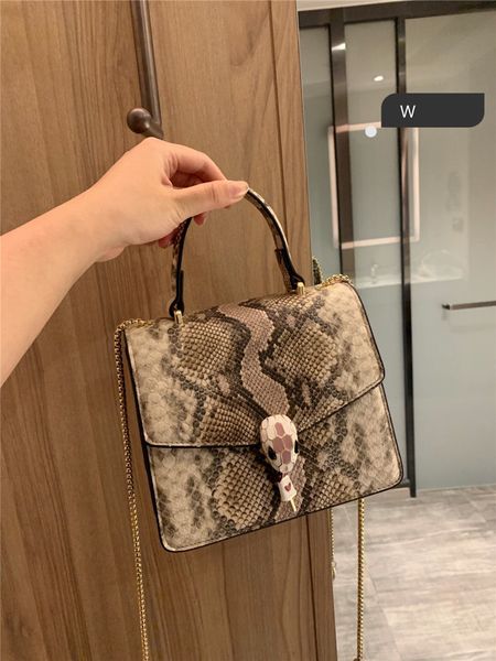 luxurys designers leather clutch bag 2020 new women original brand fashion handbags 30cm gold silver buckle bags leather shoulder bags
luxurys designers leather clutch bag 2020 new women original brand fashion handbags 30cm gold silver buckle bags leather shoulder bags