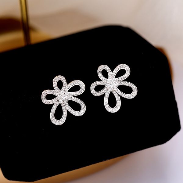 grand slam yanghua tide flower earrings 925 silver needle simple cold light wind hollow small design, Golden;silver
grand slam yanghua tide flower earrings 925 silver needle simple cold light wind hollow small design, Golden;silver