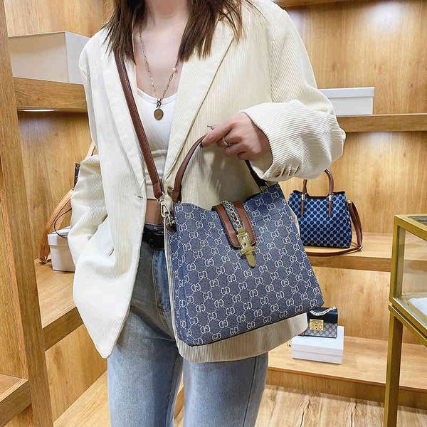 fashion bag luggage texture large capacity bucket single shoulder diagonal span
fashion bag luggage texture large capacity bucket single shoulder diagonal span
