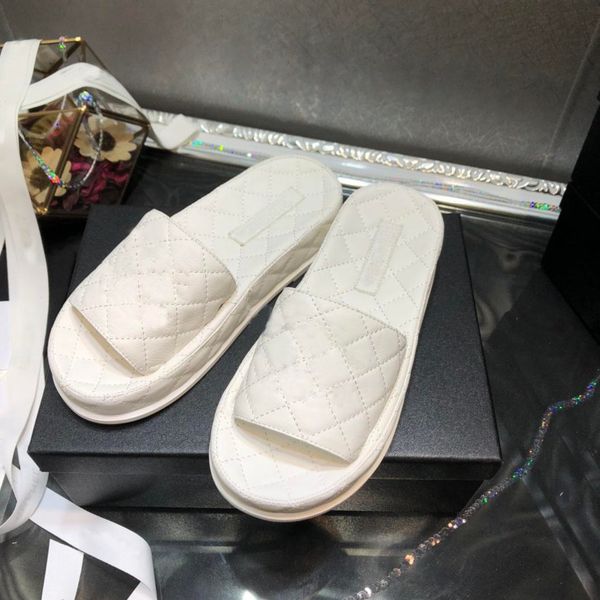2022 designer luxury women summer slippers leather sandals classics household stroll fashion casual shoes with box size 35-40, Black
2022 designer luxury women summer slippers leather sandals classics household stroll fashion casual shoes with box size 35-40, Black