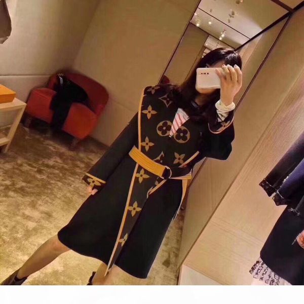 2020 the design of the new loose woollen overcoat coat hooded print composite print and belt large version of slim and long, Black;brown
2020 the design of the new loose woollen overcoat coat hooded print composite print and belt large version of slim and long, Black;brown