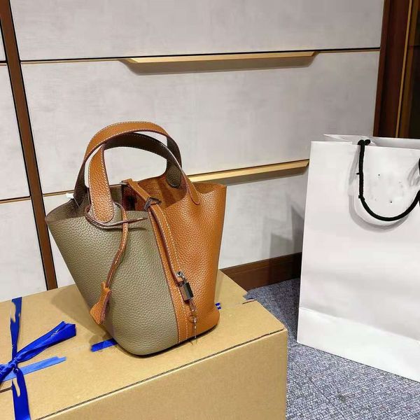 new leather color matching women's bag portable cabbage basket, classic fashion, european and american style. size: 18cm. 
new leather color matching women's bag portable cabbage basket, classic fashion, european and american style. size: 18cm.