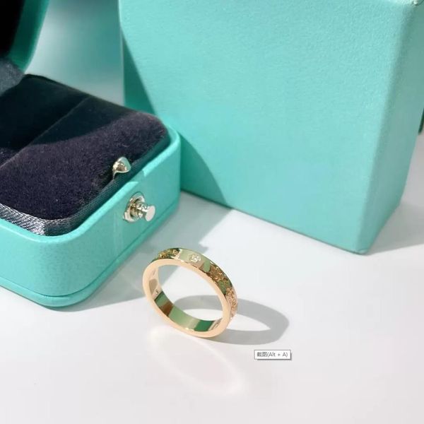 2022 luxurys fashion designers couple ring with clear lettering, fine workmanship, full personality, engagement jewelry box, gold and silver
2022 luxurys fashion designers couple ring with clear lettering, fine workmanship, full personality, engagement jewelry box, gold and silver