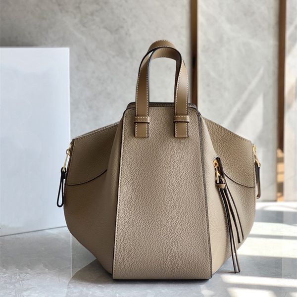 men and women can recite custom pellet calfskin fashion handbag 01961300 elegant and streamlined appearance a neutral design style bags
men and women can recite custom pellet calfskin fashion handbag 01961300 elegant and streamlined appearance a neutral design style bags