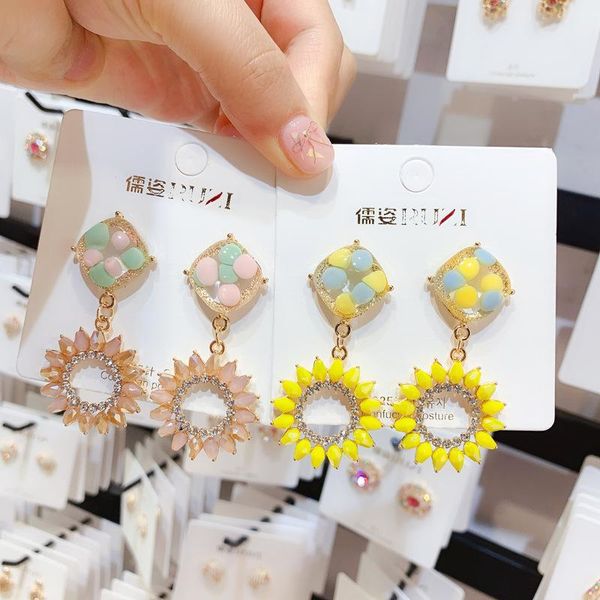yellow flower pendant earrings for women 2020 korea new long acrylic bead daisy stud earring fashion girls party jewelry gifts, Golden;silver
yellow flower pendant earrings for women 2020 korea new long acrylic bead daisy stud earring fashion girls party jewelry gifts, Golden;silver