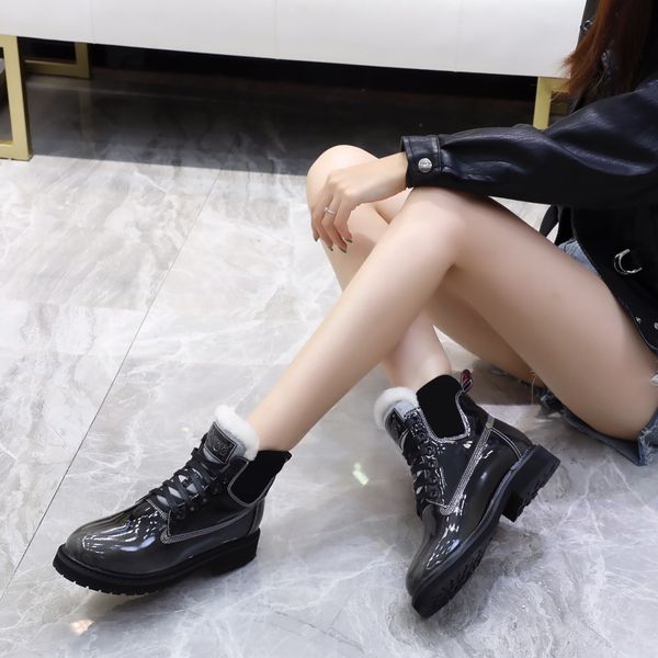 designer womens boots luxury black suture patent leather lace-up with fluff low heel with box size 35-40
designer womens boots luxury black suture patent leather lace-up with fluff low heel with box size 35-40