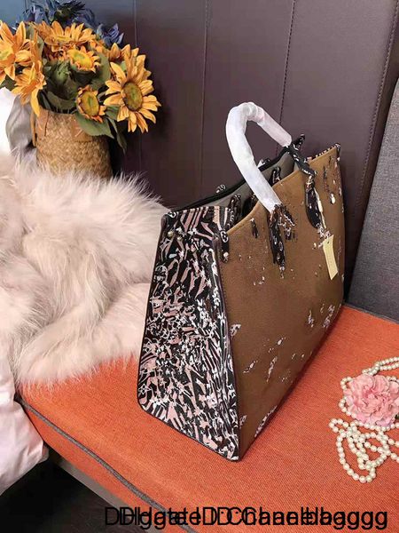 2019 new tide double-side big shopping bag of large capacity female single shoulder handbag genuine leather fashion package
2019 new tide double-side big shopping bag of large capacity female single shoulder handbag genuine leather fashion package