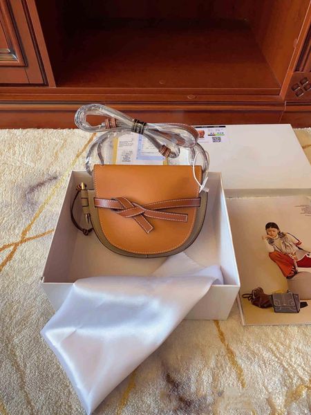 2021 new women handbags crossbody messenger single shoulder bags dust bag gift box good quality leather classic style saddle bag
2021 new women handbags crossbody messenger single shoulder bags dust bag gift box good quality leather classic style saddle bag