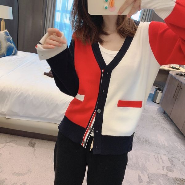 1101 2020 autumn brand same style regular long sleeve v neck red cardigan kint sweater women clothes fang, White;black
1101 2020 autumn brand same style regular long sleeve v neck red cardigan kint sweater women clothes fang, White;black