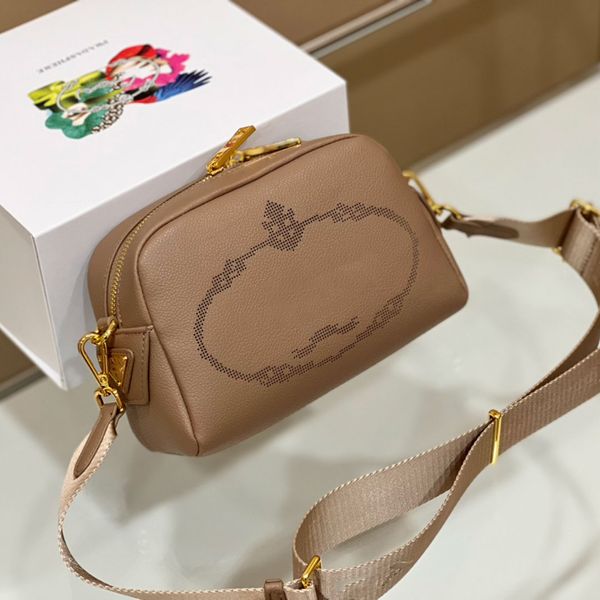 luxury designer italy brand classic triangle crossbody bags genuine leather handbags fashion embroidered shoulder strap women totes designer
luxury designer italy brand classic triangle crossbody bags genuine leather handbags fashion embroidered shoulder strap women totes designer