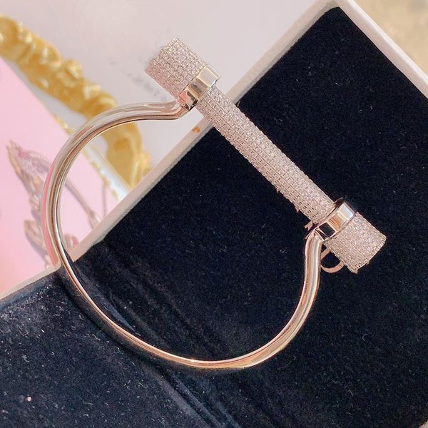 2020 new classic bracelet deluxe design high carbon anti-diamond electroplated platinum fashion joker delivery, Black
2020 new classic bracelet deluxe design high carbon anti-diamond electroplated platinum fashion joker delivery, Black