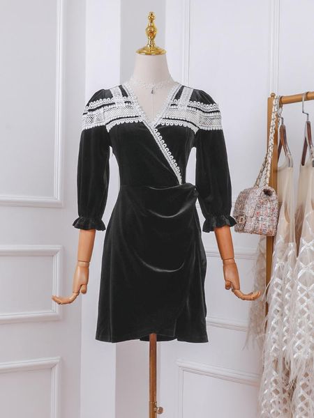 2020 autumn fashion retro hit color lace stitching v-neck waist a-line velvet dress women's clothing 1020, Black;gray
2020 autumn fashion retro hit color lace stitching v-neck waist a-line velvet dress women's clothing 1020, Black;gray