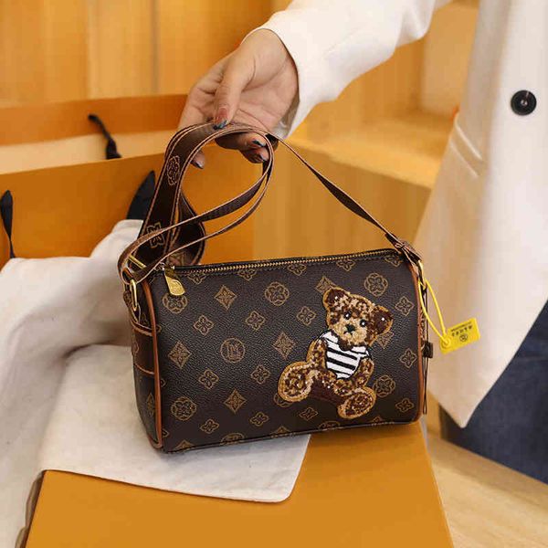 2022 factory wholesale new niche design women's fashion texture bear wide shoulder strap messenger pillow bag
2022 factory wholesale new niche design women's fashion texture bear wide shoulder strap messenger pillow bag