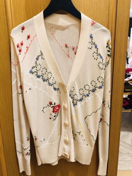 women's knits & tees 2021 autumn and winter antique handkerchief series beaded sequins v-neck single-breasted knitted cardigan, White
women's knits & tees 2021 autumn and winter antique handkerchief series beaded sequins v-neck single-breasted knitted cardigan, White