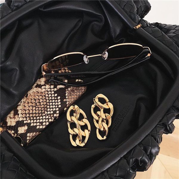 New Ladies' Popular Personality European and American Niche Design Sense Tassel Metal Temperament Chain Earrings, Silver
New Ladies' Popular Personality European and American Niche Design Sense Tassel Metal Temperament Chain Earrings, Silver