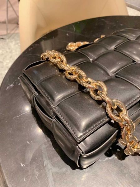 2021 korean new fashion weaving design chain versatile one shoulder pillow trend women's bag
2021 korean new fashion weaving design chain versatile one shoulder pillow trend women's bag