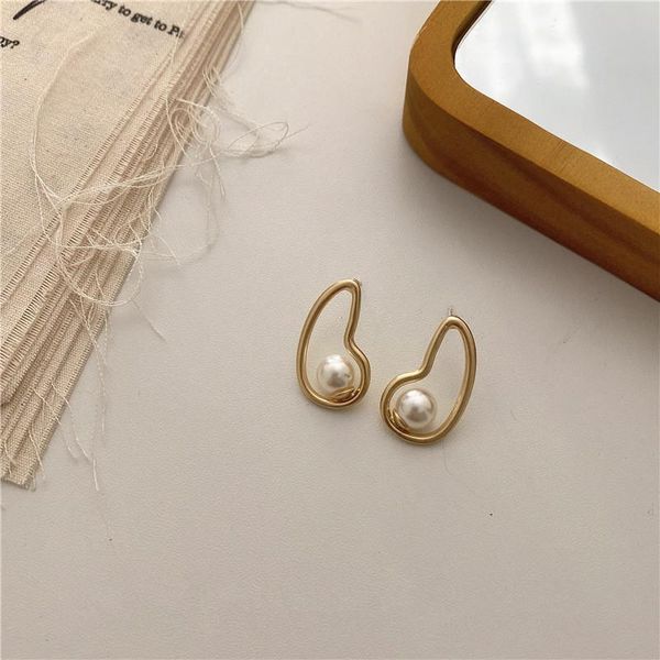 south korea retro irregular geometrical qiu dong pearl earrings in europe and the metal studs cold wind pearl earrings, Golden;silver
south korea retro irregular geometrical qiu dong pearl earrings in europe and the metal studs cold wind pearl earrings, Golden;silver