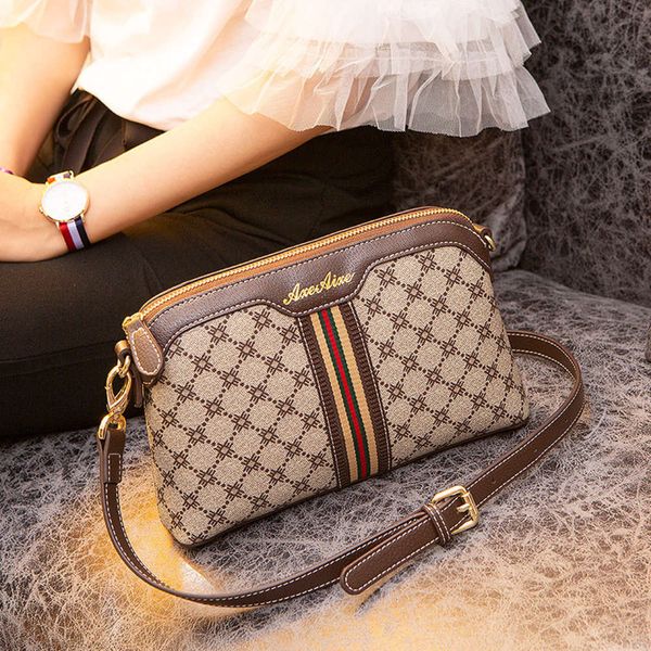 luxurys designers french niche foreign style women's 2021 new versatile summer fashion messenger shell bag
luxurys designers french niche foreign style women's 2021 new versatile summer fashion messenger shell bag