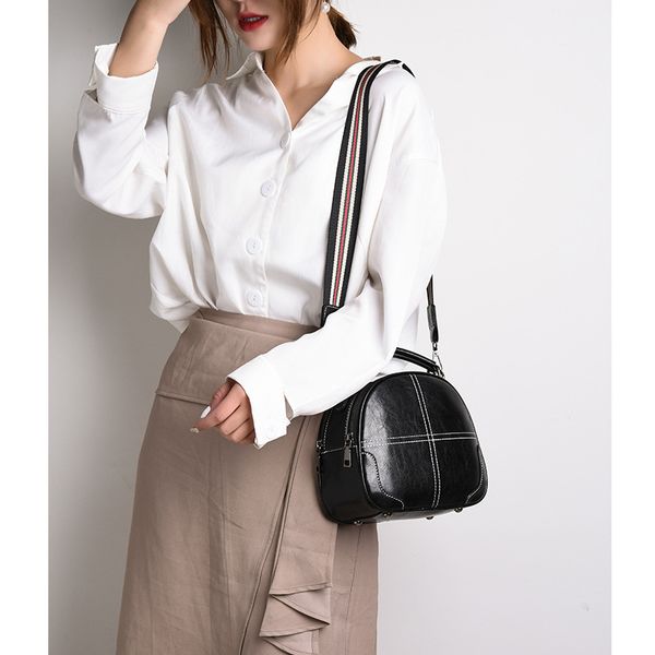 2021 the new retro-plutonium body pure small courier trend to new woman f0tp, Black;red
2021 the new retro-plutonium body pure small courier trend to new woman f0tp, Black;red