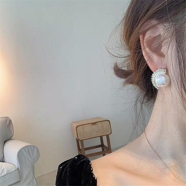 aomu korean luxury fashion geometric rhinestone semicircle big pearl zircon stud earrings for women girls jewelry wedding gifts, Golden;silver
aomu korean luxury fashion geometric rhinestone semicircle big pearl zircon stud earrings for women girls jewelry wedding gifts, Golden;silver