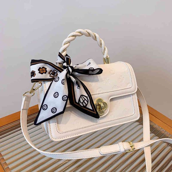 2022 factory wholesale handbag august women's bag embossed hand-held small square red texture silk scarf single shoulder bag
2022 factory wholesale handbag august women's bag embossed hand-held small square red texture silk scarf single shoulder bag