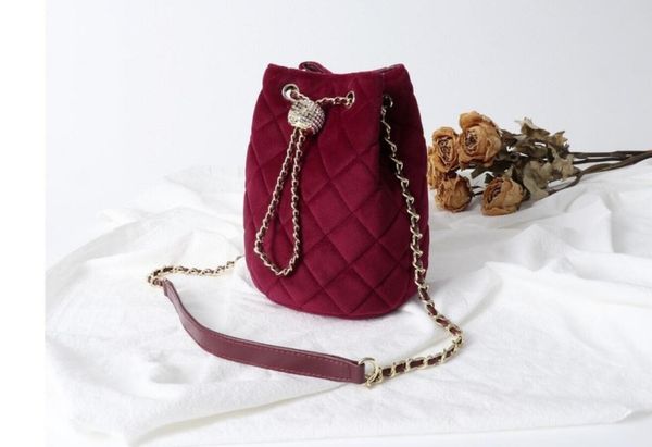 new winter ladies bucket fluffy bag r fashion brand handbag female messengerhigh-quality velvet fabric autumn and 19*13*13cm
new winter ladies bucket fluffy bag r fashion brand handbag female messengerhigh-quality velvet fabric autumn and 19*13*13cm