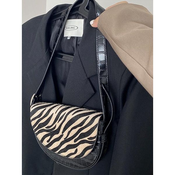 cross body leopard print zebra semicircle armpit bag female autumn winter all-match wool splicing flip shoulder cross-
cross body leopard print zebra semicircle armpit bag female autumn winter all-match wool splicing flip shoulder cross-