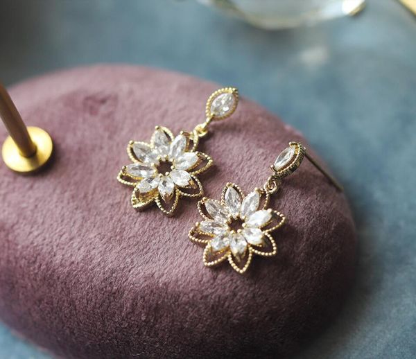 2020 the new korean style sweet gentle crystal flower shape female jewelry earrings date shopping gift 412, Golden;silver
2020 the new korean style sweet gentle crystal flower shape female jewelry earrings date shopping gift 412, Golden;silver
