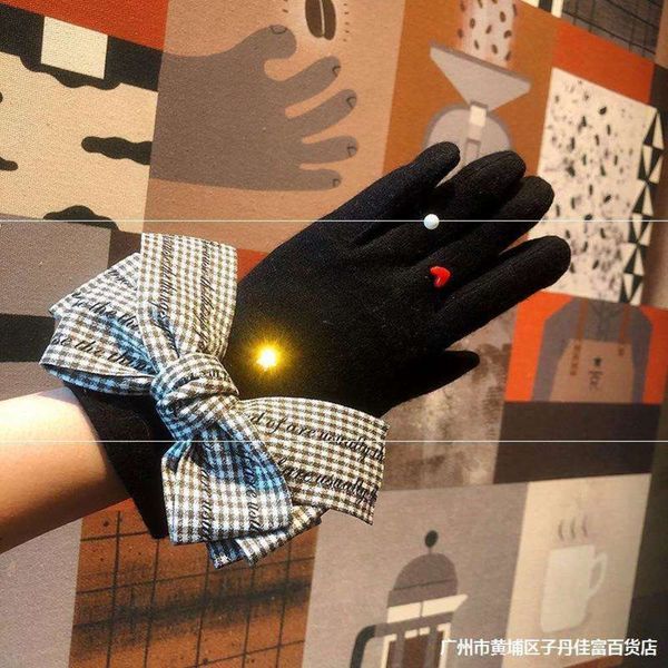 warm plush 987 and winter ladies gloves korean ins net red fragrance touch screen driving gloves, Blue;gray
warm plush 987 and winter ladies gloves korean ins net red fragrance touch screen driving gloves, Blue;gray