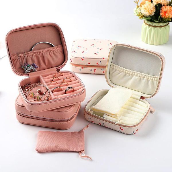 2020 portable travel jewelry box small faux leather jewelry box earring ring display zipper makeup case organizer storage1
2020 portable travel jewelry box small faux leather jewelry box earring ring display zipper makeup case organizer storage1