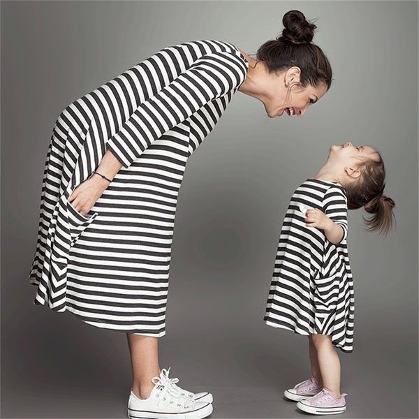 black and white striped parent-child beach girls' long sleeve family matching clothes mother kids daughter dresses new arrivals y200713, Blue
black and white striped parent-child beach girls' long sleeve family matching clothes mother kids daughter dresses new arrivals y200713, Blue