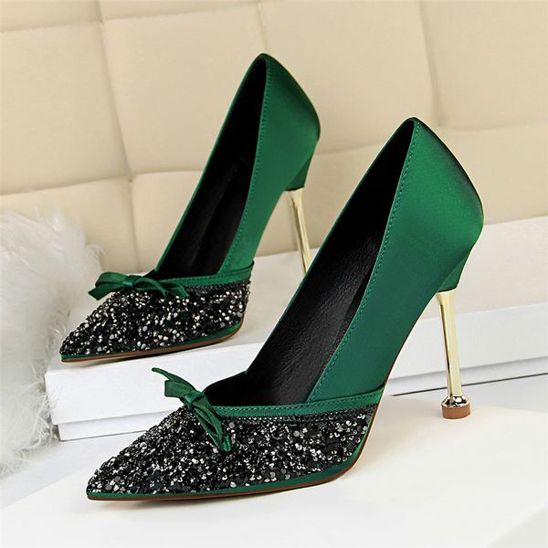 new 2020 elegant gold woman glitter silk bling bombs pointed to green toe fashion high heels 10cm lady wedding shoes 54hi, Black
new 2020 elegant gold woman glitter silk bling bombs pointed to green toe fashion high heels 10cm lady wedding shoes 54hi, Black