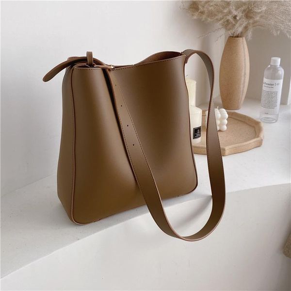shoulder bags bucket bag woman's large-capacity fashion autumn and winter 2021 slanted cross soft leather
shoulder bags bucket bag woman's large-capacity fashion autumn and winter 2021 slanted cross soft leather