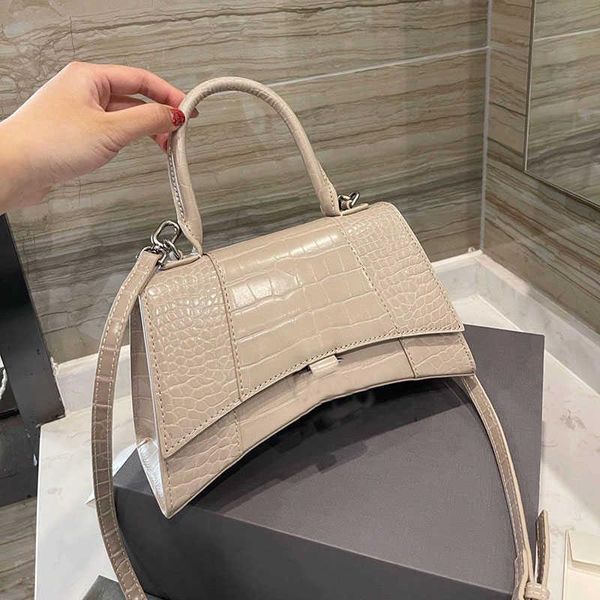 discount high-end design luxury style classic lady's shoulder bag leather saddle bag cross-body hour glass tote
discount high-end design luxury style classic lady's shoulder bag leather saddle bag cross-body hour glass tote