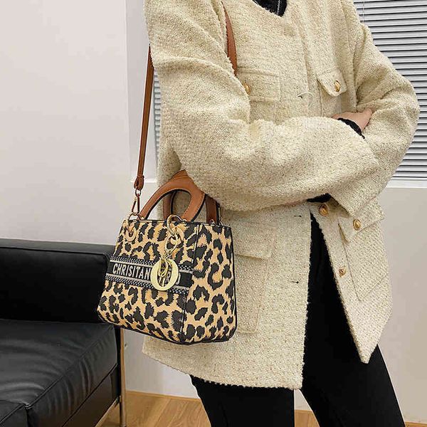 2022 latest handbag factory store on korean messenger women's casual texture single shoulder trend printed, Black;red
2022 latest handbag factory store on korean messenger women's casual texture single shoulder trend printed, Black;red