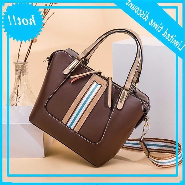 2020 new napa pattern women's style leather versatile portable one shoulder messenger bag
2020 new napa pattern women's style leather versatile portable one shoulder messenger bag