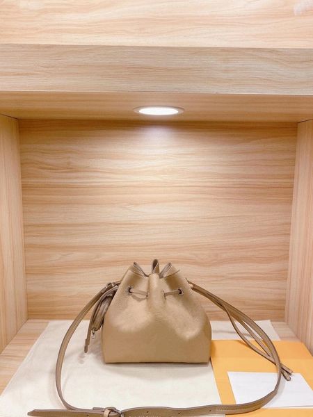 the new selling draw rope leather design women's bucket bag leather lady 22cm sloping bag purse two-piece women's shoulder bag
the new selling draw rope leather design women's bucket bag leather lady 22cm sloping bag purse two-piece women's shoulder bag