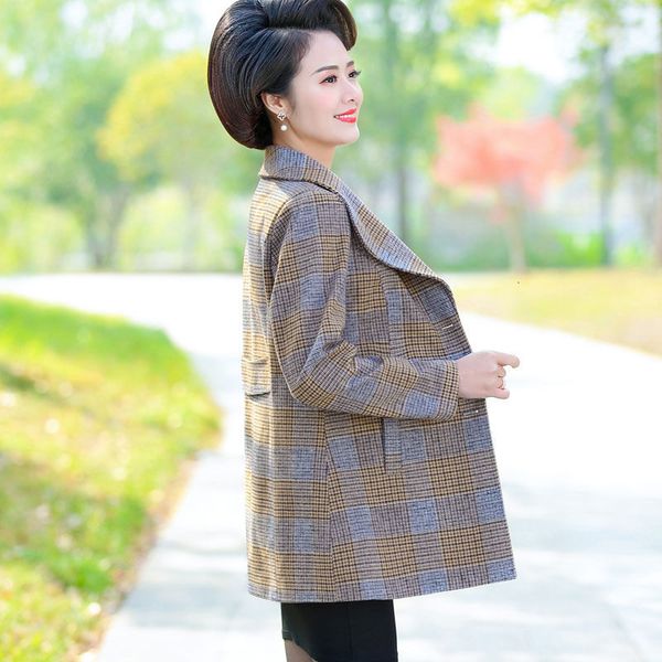 middle-aged women's spring and autumn new plaid jacket windbreaker 40-50 years old coat fashion plus size lady outwear k113, Tan;black 
middle-aged women's spring and autumn new plaid jacket windbreaker 40-50 years old coat fashion plus size lady outwear k113, Tan;black